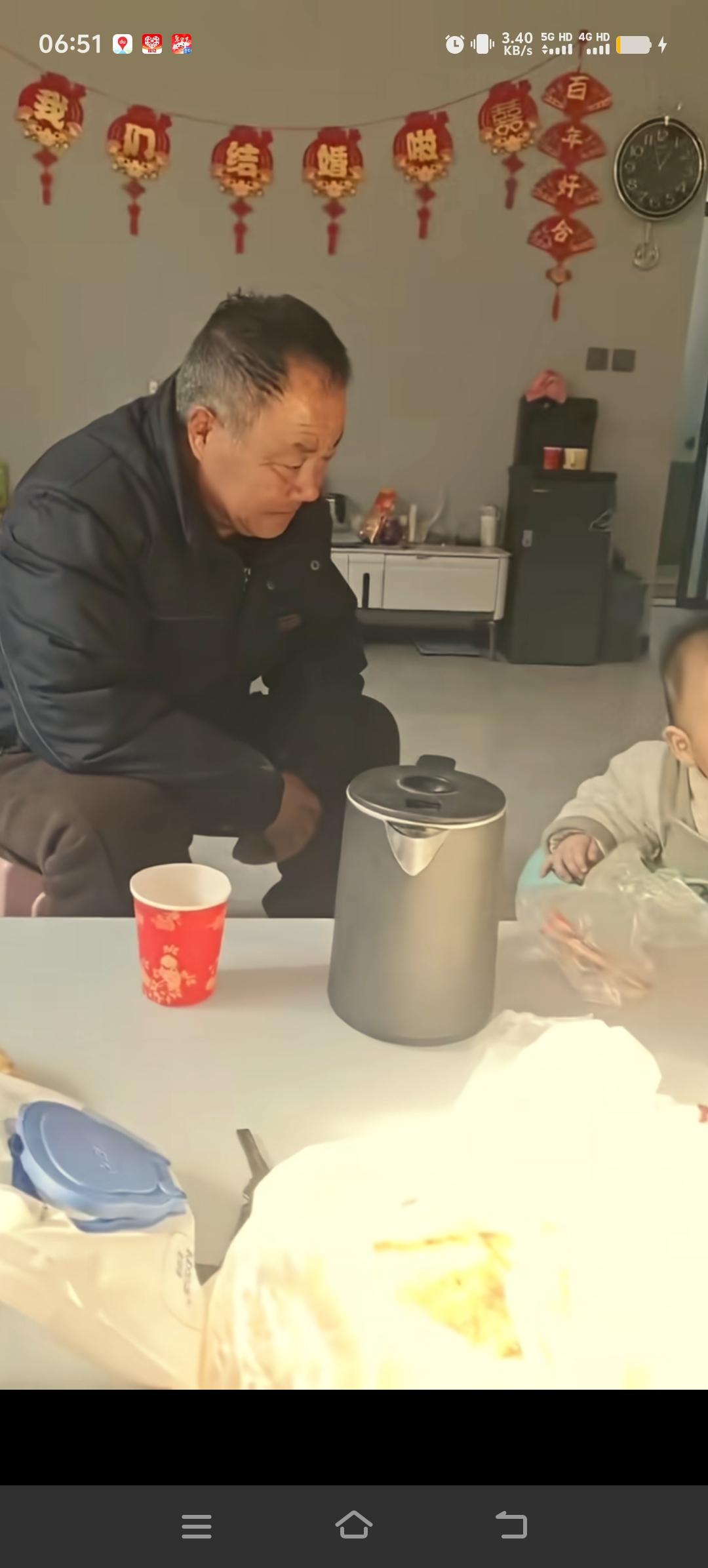 杨妞花的养父也在积极调整自己的心态，据说把某人留在河北的物品都清理了，不知道是真