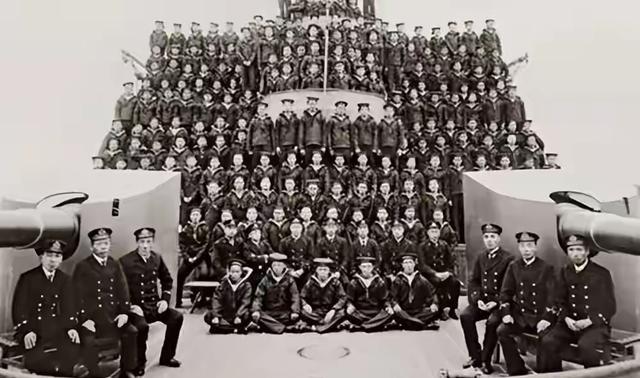 甲午海战打输后，清朝水师基本没了。
清朝洋务运动搞了三十来年，好不容易攒出亚洲第