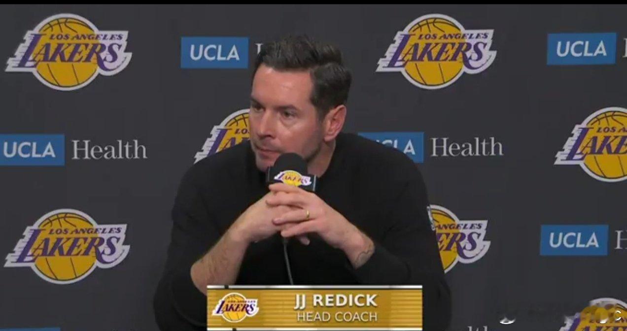 雷迪克谈詹姆斯：“今晚詹姆斯表现太出色了。比赛中有好几次对方打出一波进攻高潮，但