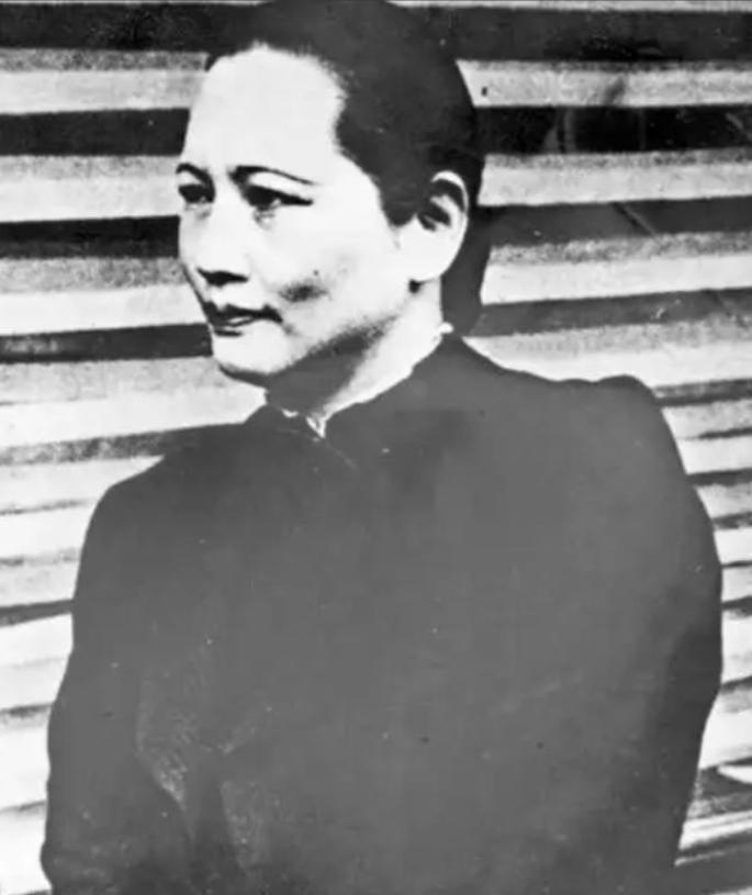 [微风]宋庆龄终生无子，1981年遗体检查，才揭开她最惨痛的秘密，原来——她的子