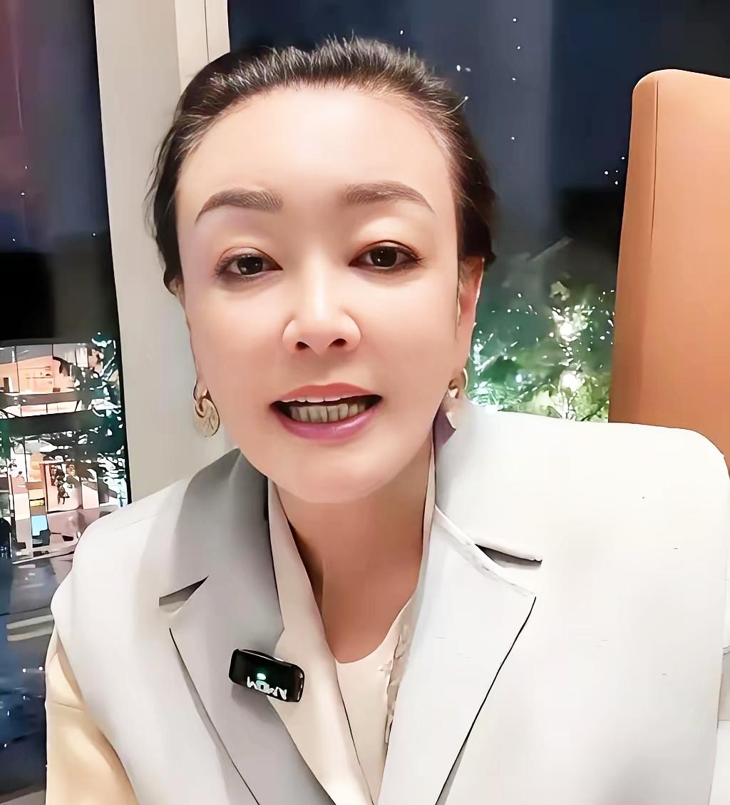 兰兰远赴湾湾，本是满心欢喜看望刚出生的小孙子，带着沉甸甸的心意奔赴，满心期待阖家