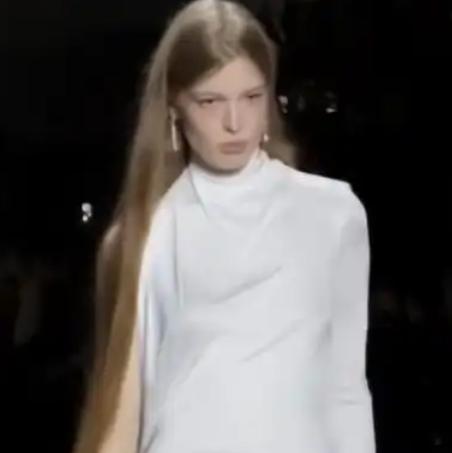 马斯克那个喊着断绝父女关系、放弃千亿遗产的变性女儿，一边跟亲爹彻底撕破脸，一边靠