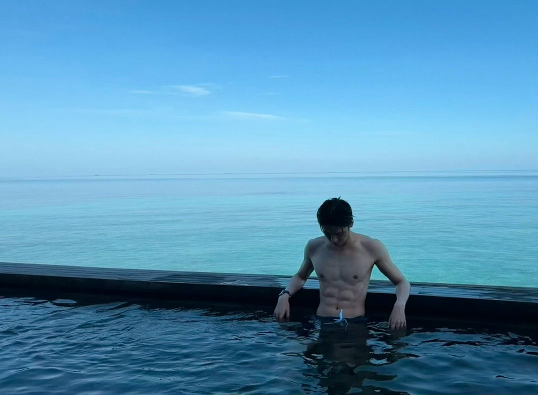 龚俊的腹肌像拿尺子量出来的龚俊这腹肌线条规整利落，真的如同尺子丈量一般，身材状态