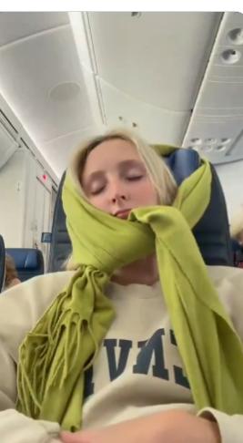 【✈️ 一个简单的飞机睡眠小技巧正在走红。它就像听起来那么简单：拿一条围巾，把它