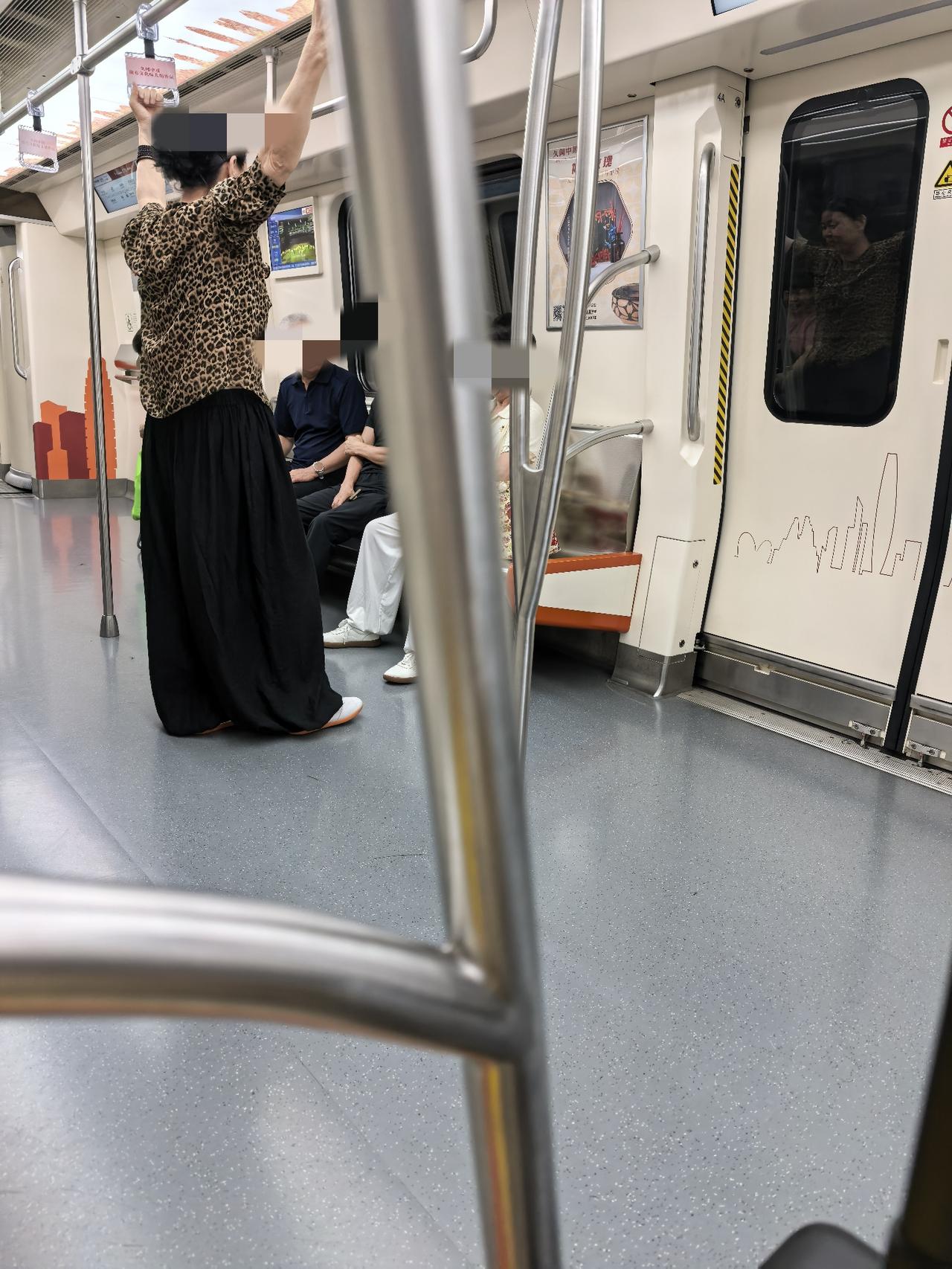 以前列车员查票，挨个询问，大家还要慌忙掏出手机，打开12306订单，翻半天才能找