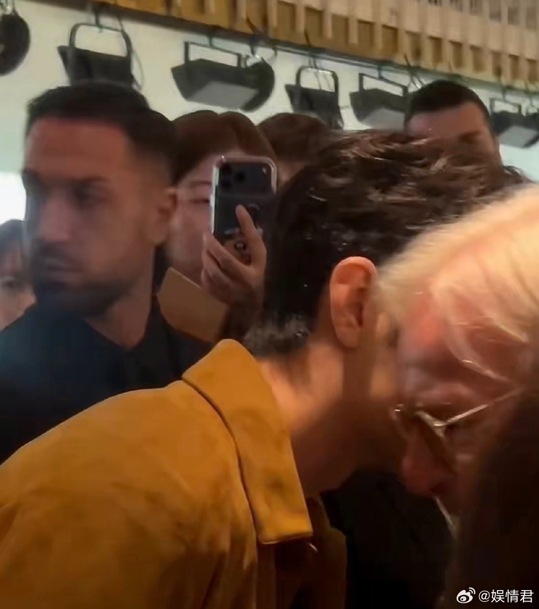 肖战低头跟tods老爷爷讲话像两个老朋友一样！！肖战低头跟tods老爷爷讲话 