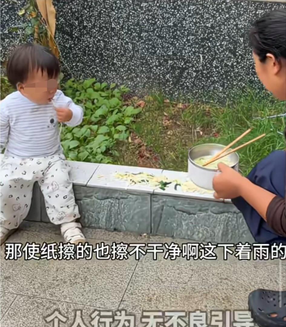 哎呀妈呀，这奶奶也够奇葩的！
为了让小孙孙吃上饭，奶奶竟然想出这一出。
把面条放