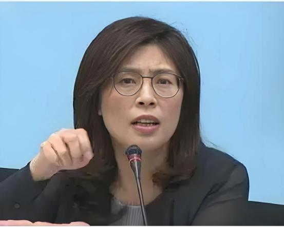 万万没料到，新当选的国民党主席郑丽文，一查才发现她不仅是个“蓝二代”，身上流着那