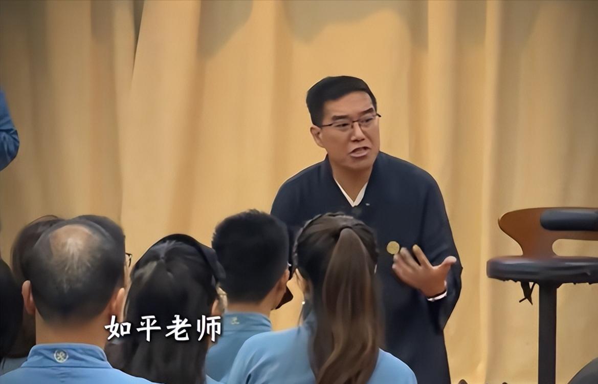 曾经的传销头目，摇身一变成为“国学大师”，莫言都写不出来的魔幻现实主义。

如平