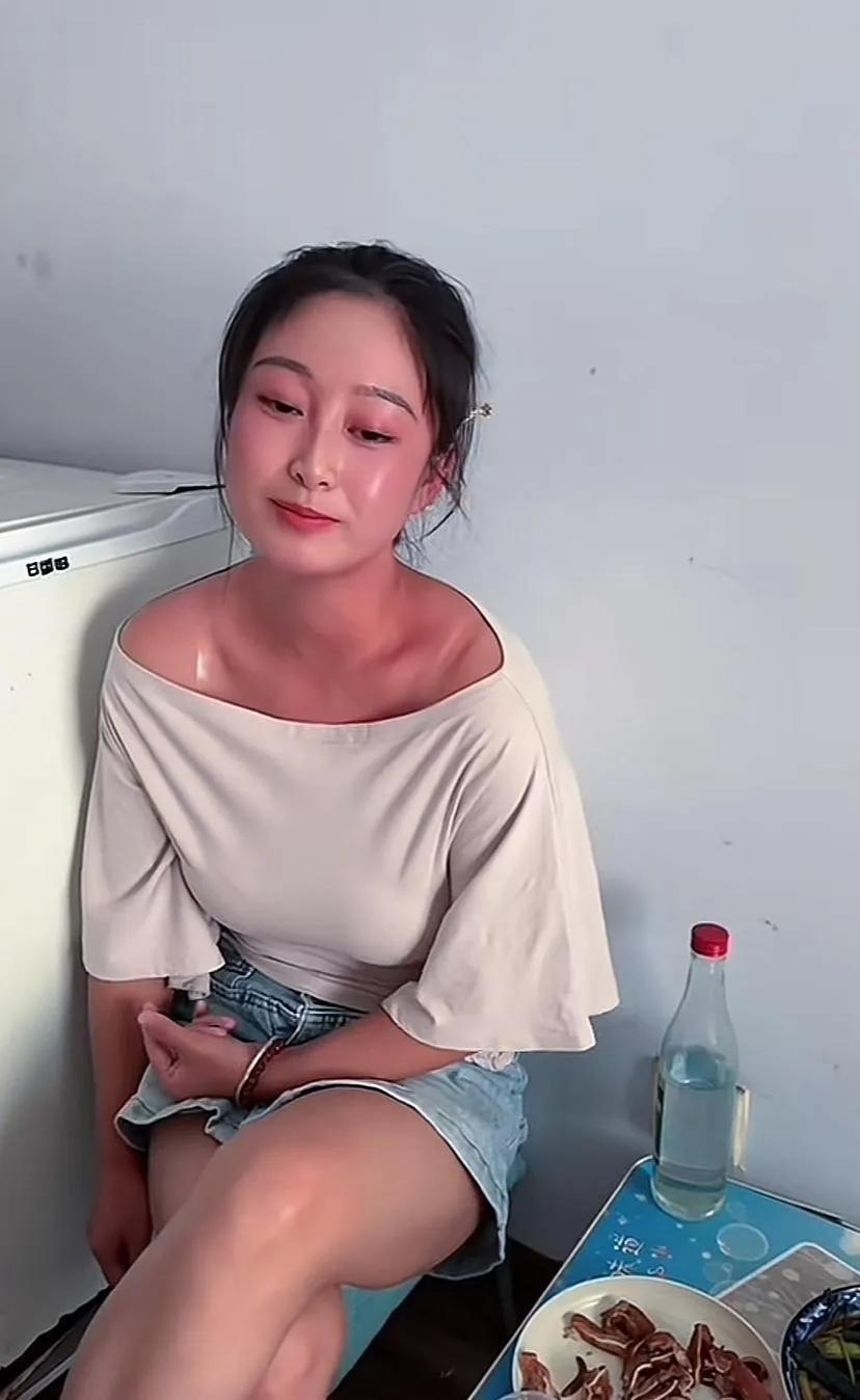 老婆今天这是怎么了，浑身发红发烫的样子，不会是病了吧