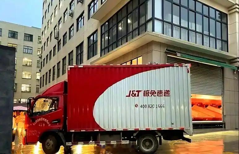 【极兔速递被国家邮政局立案调查】今年以来，使用“极兔速递”商标、字号、快递运单经