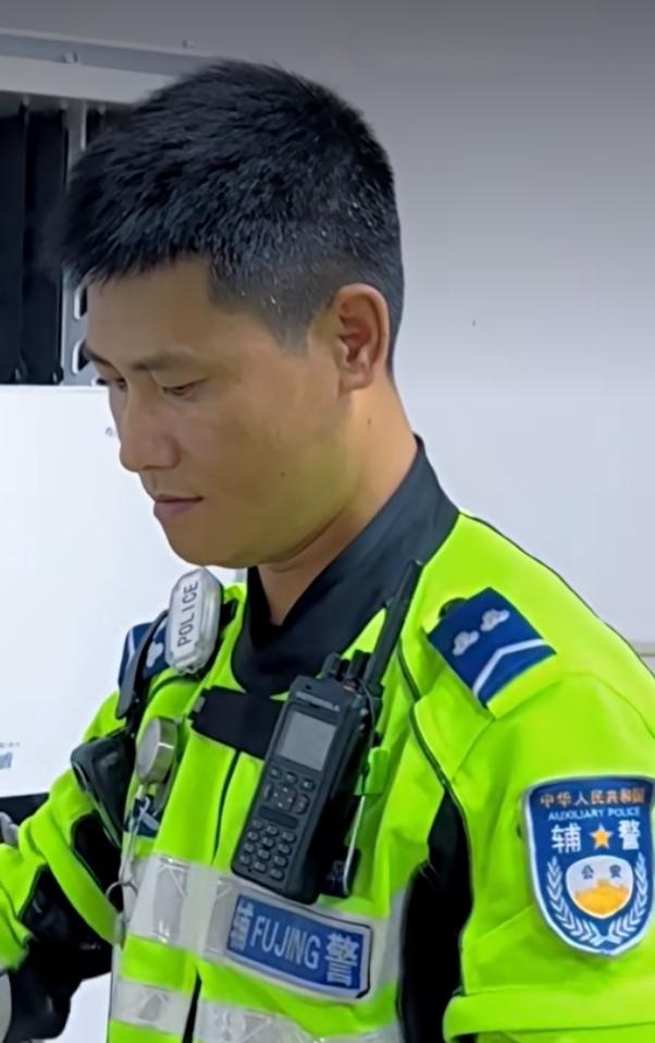 要想留住一线辅警，必须要让辅警从“临时工”心态转向“职业人”认同！

将辅警工资