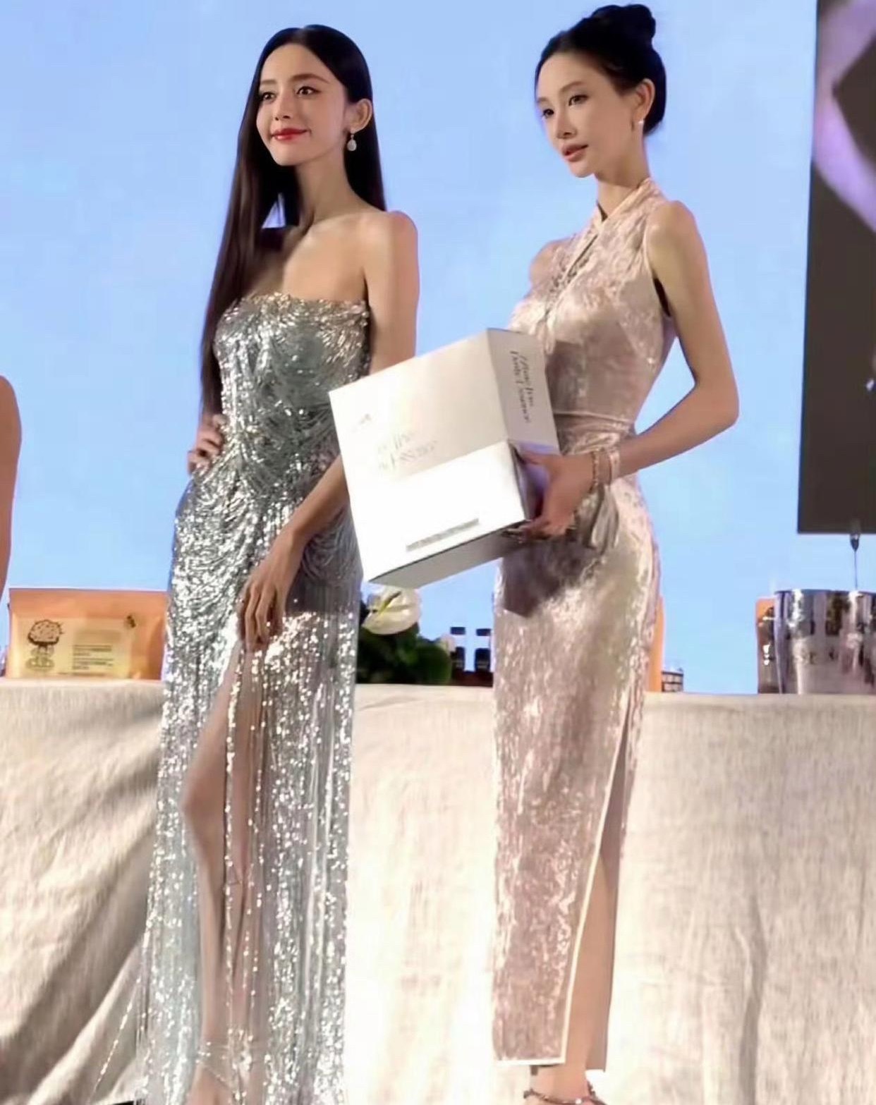 网红和明星合照，差距还是很明显的 