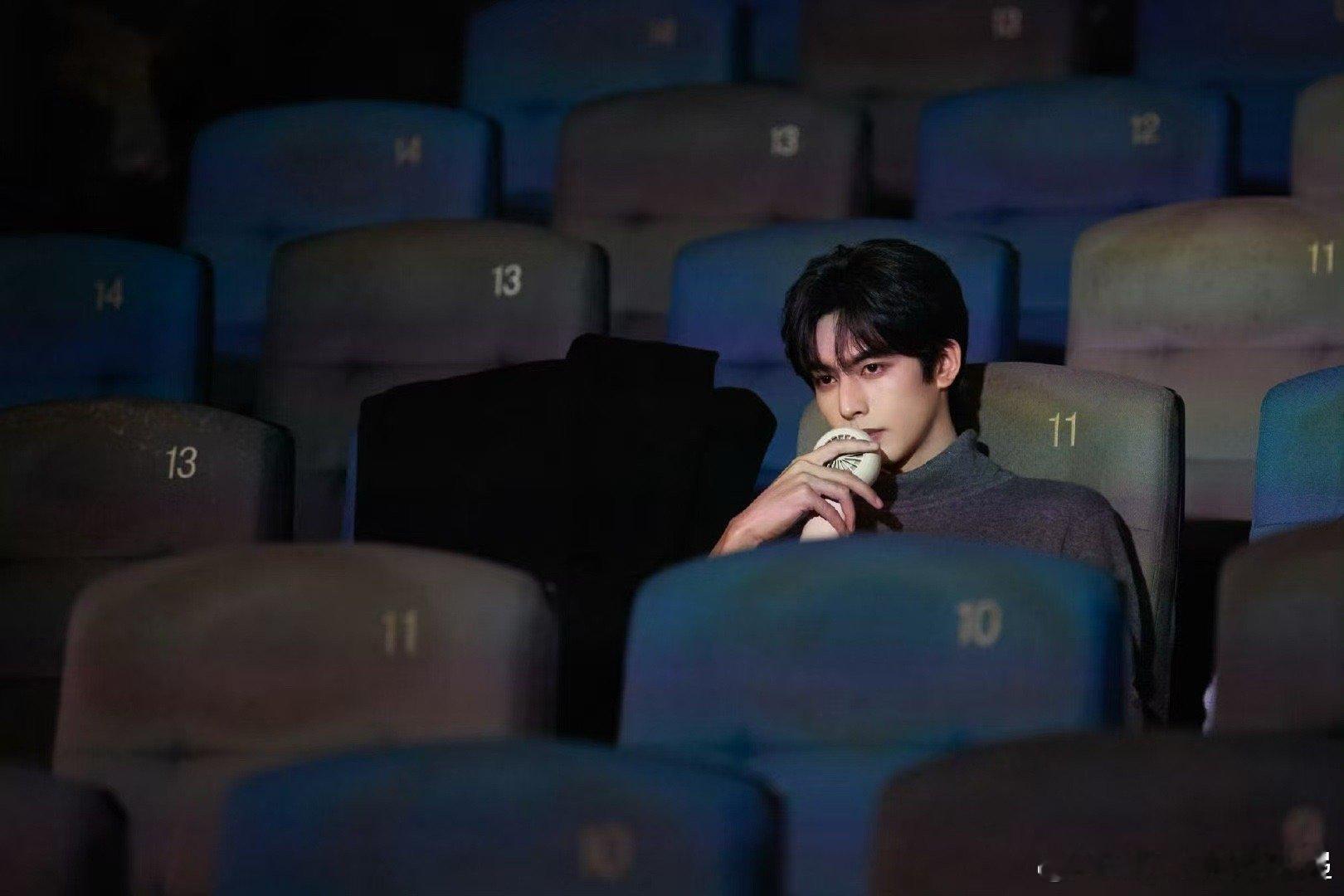 谁来教教宋威龙怎么戴脸链 建议品牌方下次直接给他配个“脸链使用说明书”，顺便拍个