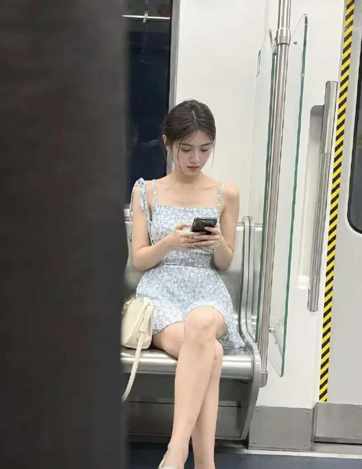 地铁惊现高颜值素人！现实美人完全不输女明星
拥挤喧嚣的地铁，藏着最真实的市井人间