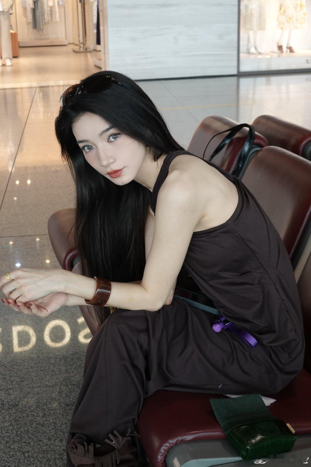 代斯成都随手拍美得好松弛代斯在成都随手拍也太好看了，慢悠悠逛街那种松弛感真的好戳