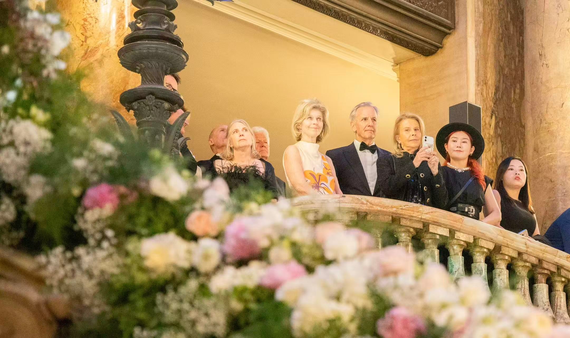 中国车开进了巴黎歌剧院 中国高端新能源车驶入巴黎地标，欧洲汽车市场正迎来从“技术