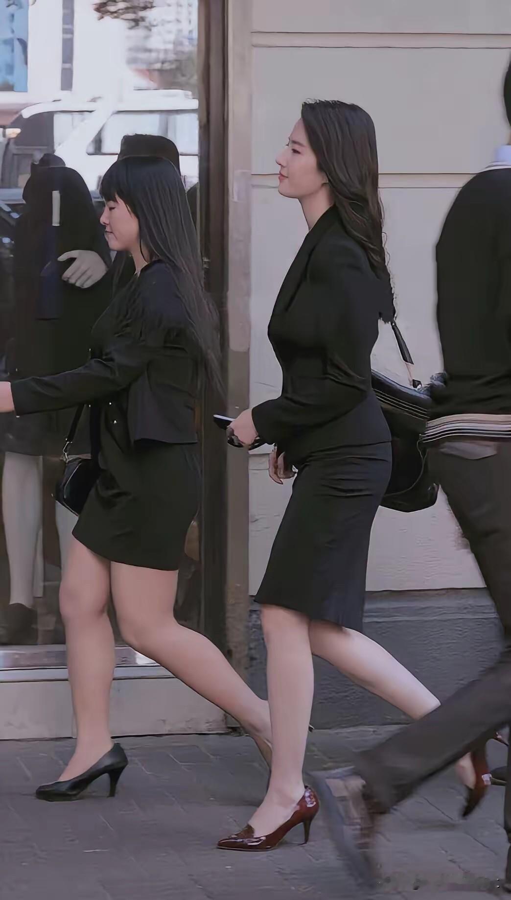刘亦菲，
高级感穿搭，
一身黑色西服➕包臀短裙➕白色衬衫👔➕黑色高跟鞋👠职场