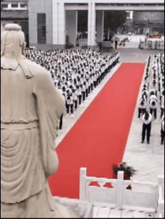 教师节来临之际，为咱们人生路上的超级引路人献上祝福！
讲台之上展风采，粉笔之下绘
