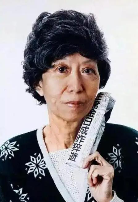 1995年，张爱玲于美国公寓里离世，遗体7天后才被人瞧见，她瘫在床上，屋内堆满使