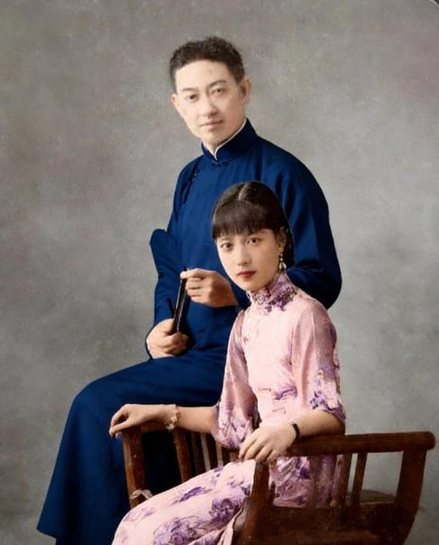 1927年，梅兰芳与孟小冬定下婚约时，留下了这一张极为罕见的合影。镜头里的二人站