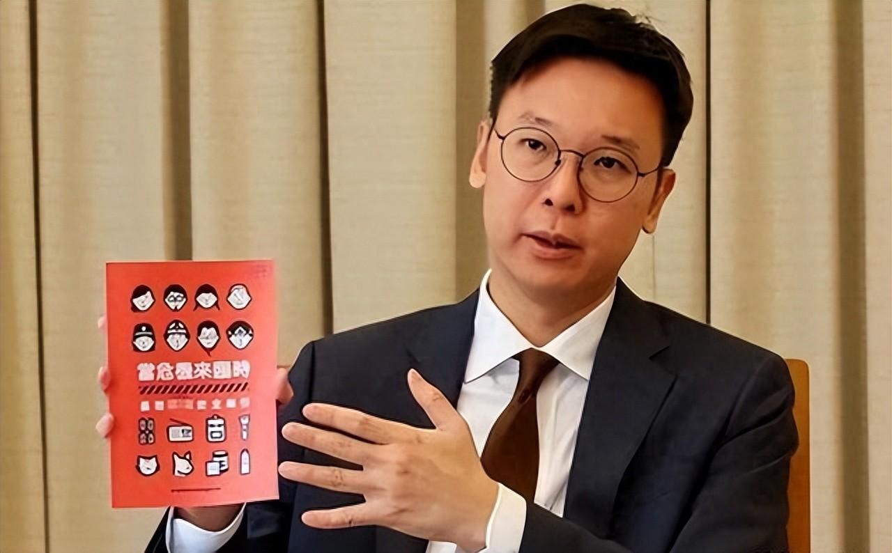 台军提醒民众：开战后，不论是台军还是谁，你们看见穿军服的就跑


台军推出的那份