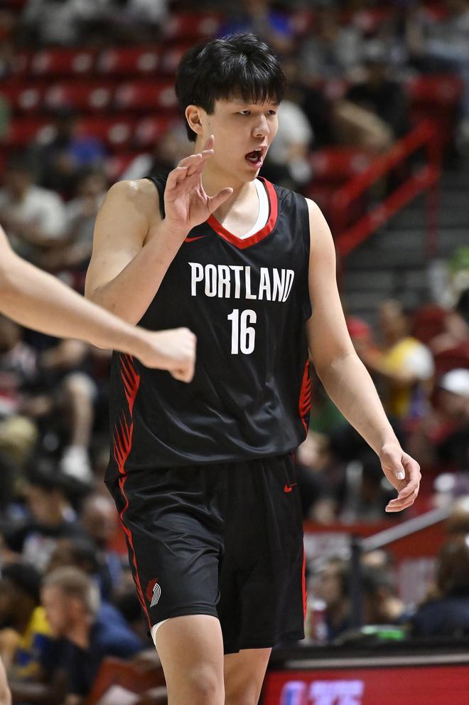 比卢普斯：小杨，你最近的NBA季前赛打的不错，敢打敢拼，特别是有几个盖帽很提咱们