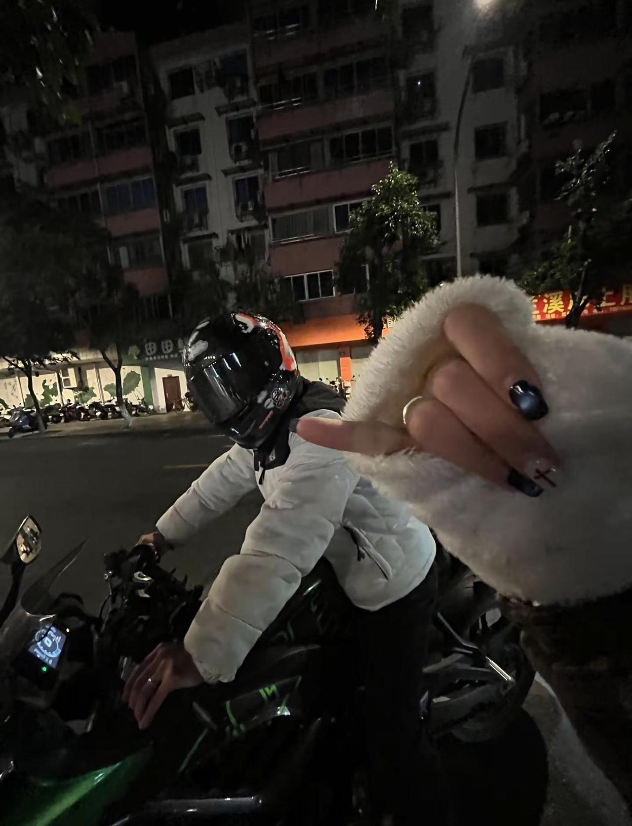 小小升升直接拿下机车 安全骑行头盔必须戴 电动车 交警正能量