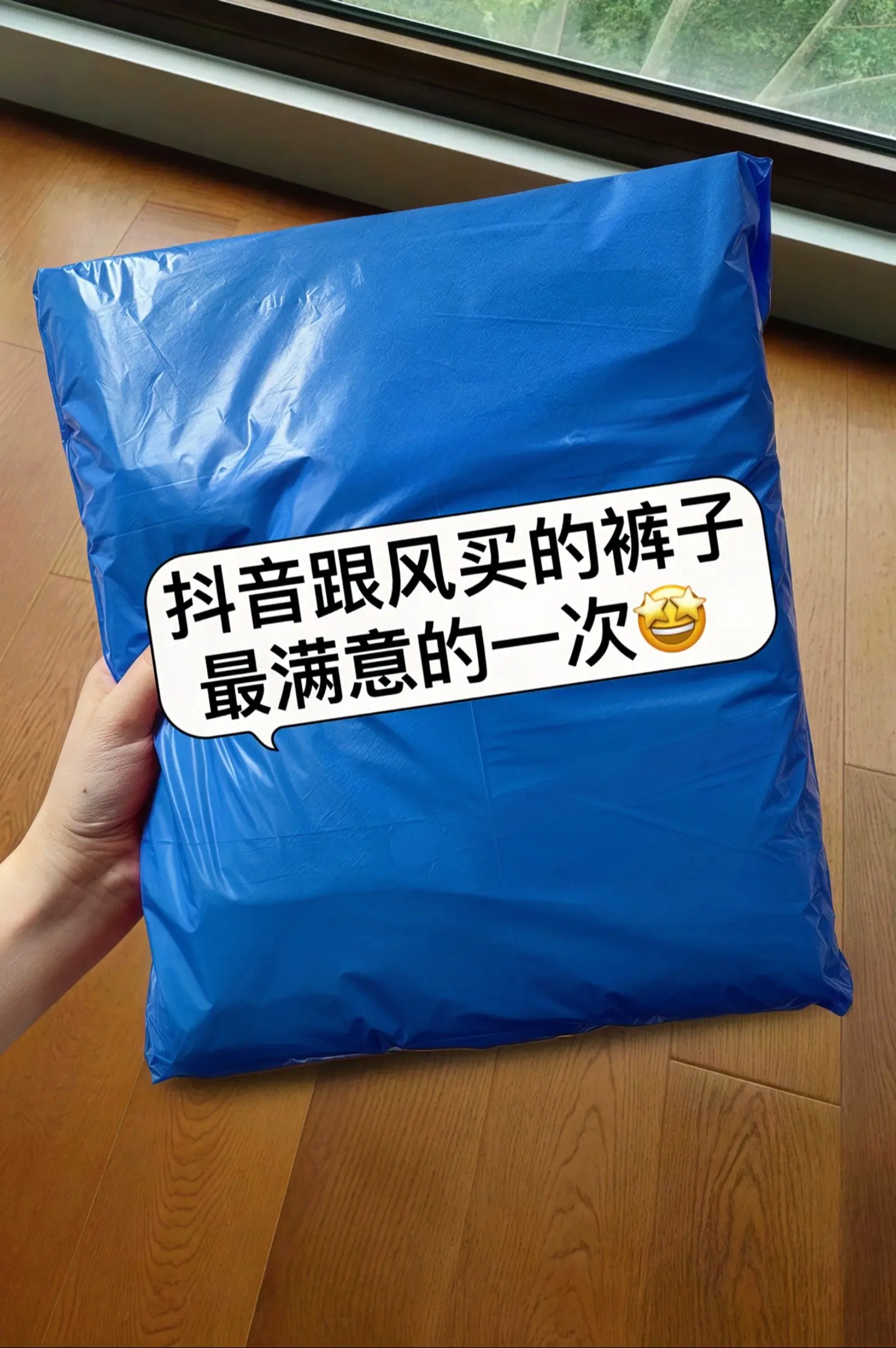 被追着问的春日神裤，就是这条浅色直筒牛仔裤！高腰设计自然抬高腰线，视觉...