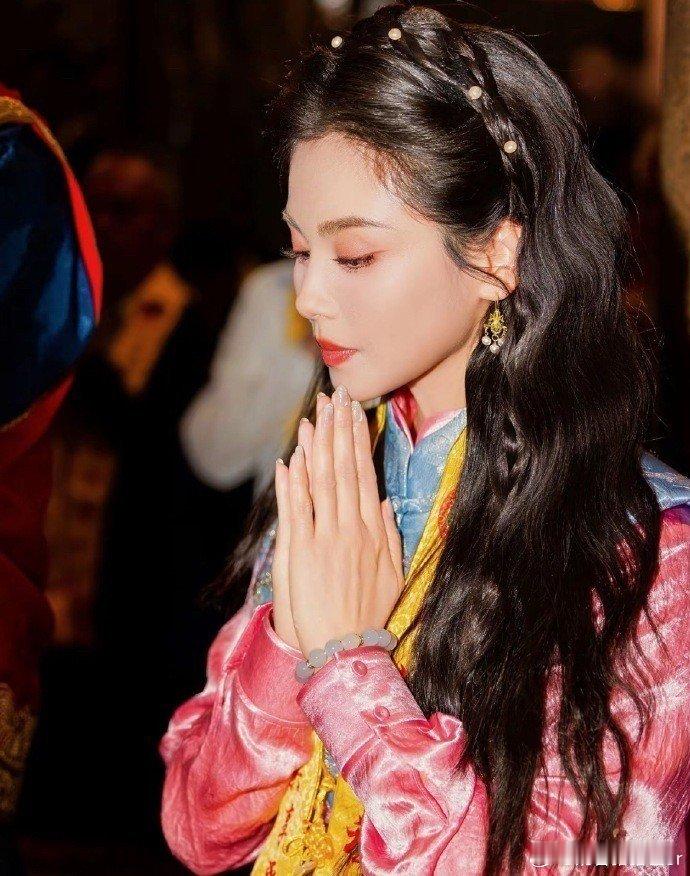 刘涛妈祖诞辰守夜从荧幕林默娘到现实推广大使，13年宿命羁绊，岁岁赴约湄洲岛。眼神