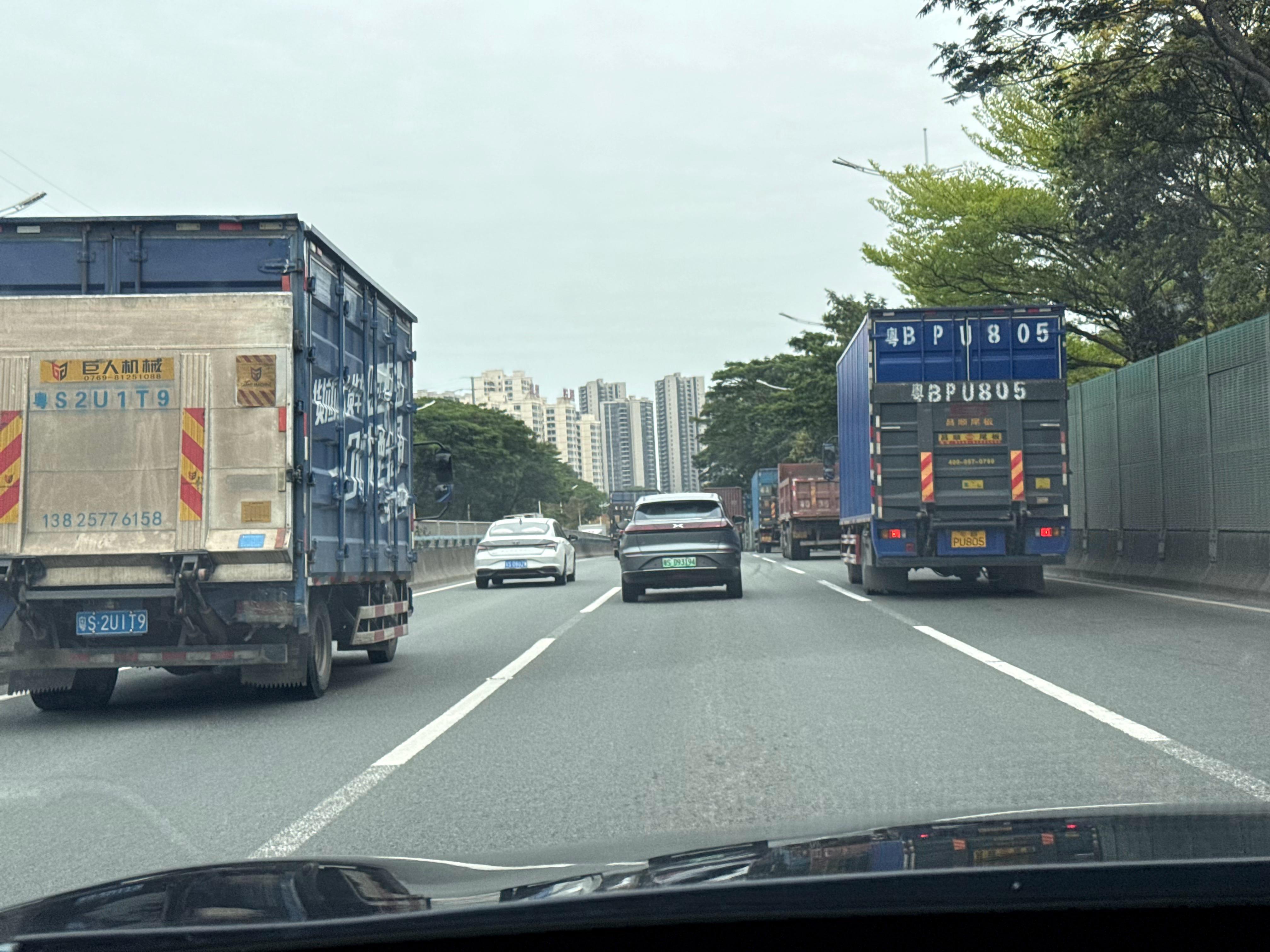 3张图带你快速了解大湾区的交通大车能长时间占据最左道，说明当地交管部门是真的烂[