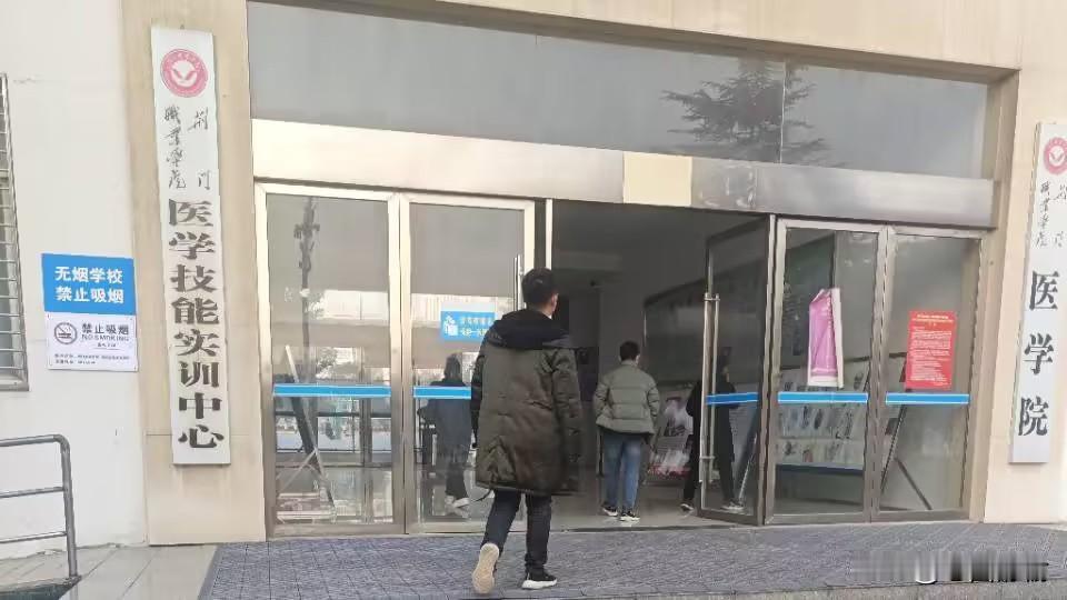 告别山野的奔放，在医学院的绿荫与书香中解锁全新快乐：篮球场上的汗水比阳光更耀眼，