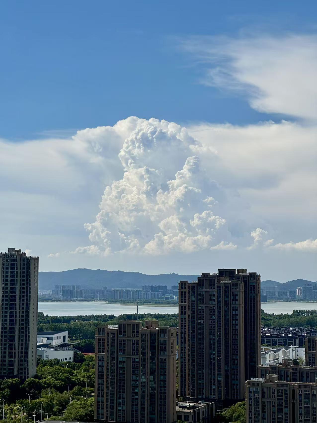 上传一张你手机里天空的照片吧这两天真的很热，但天真蓝，白云在天空搭积木，勾引着好