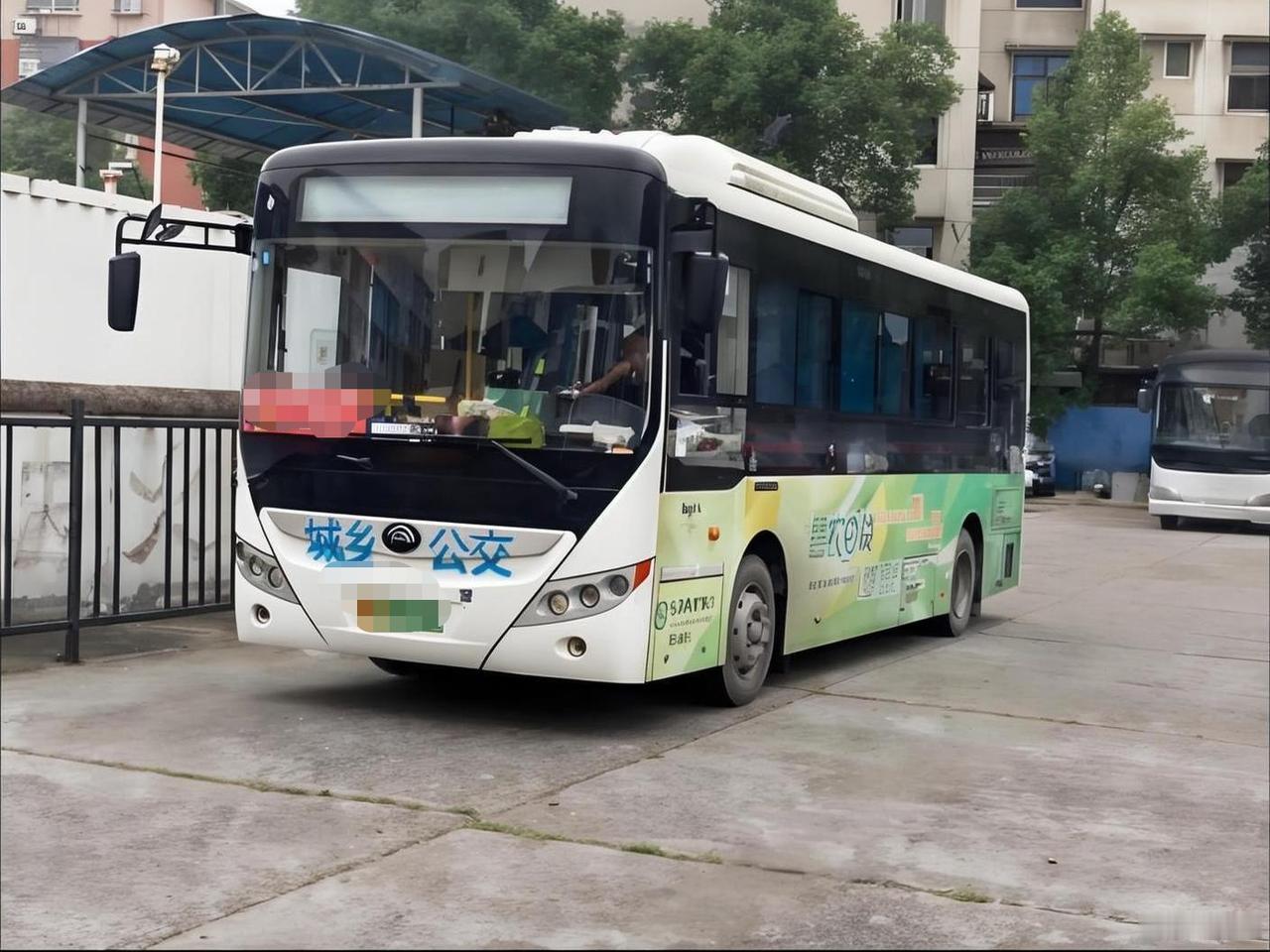 看到这一幕，说心里话，我真的支持取消老年人免费乘坐城乡公交车！

今天陪老伴去县