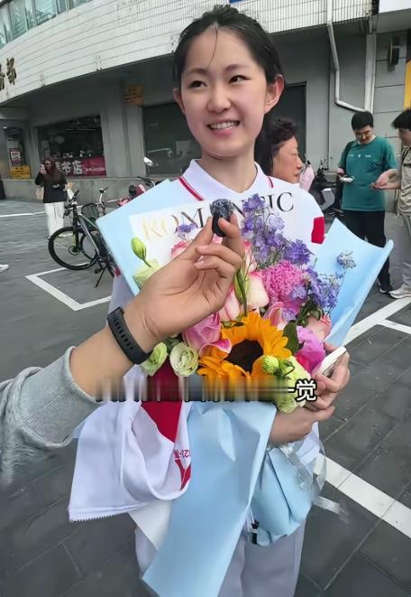 记者挖坑等她跳，结果自己栽进去了。人大附中这个女孩，给所有成年人上了一课！

高