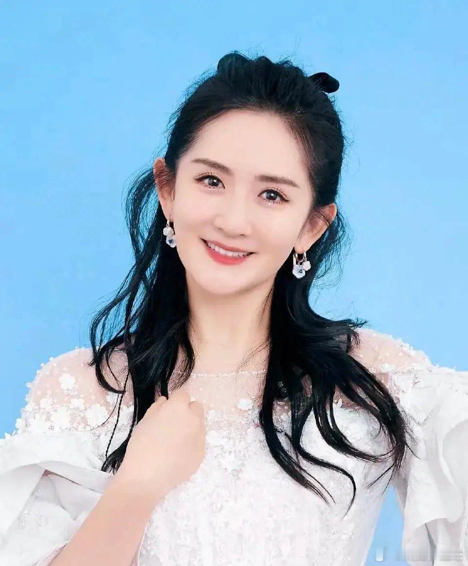 谢娜的感情路其实挺有戏的。现任老公是张杰，41岁，身高180cm，土生土长的成都
