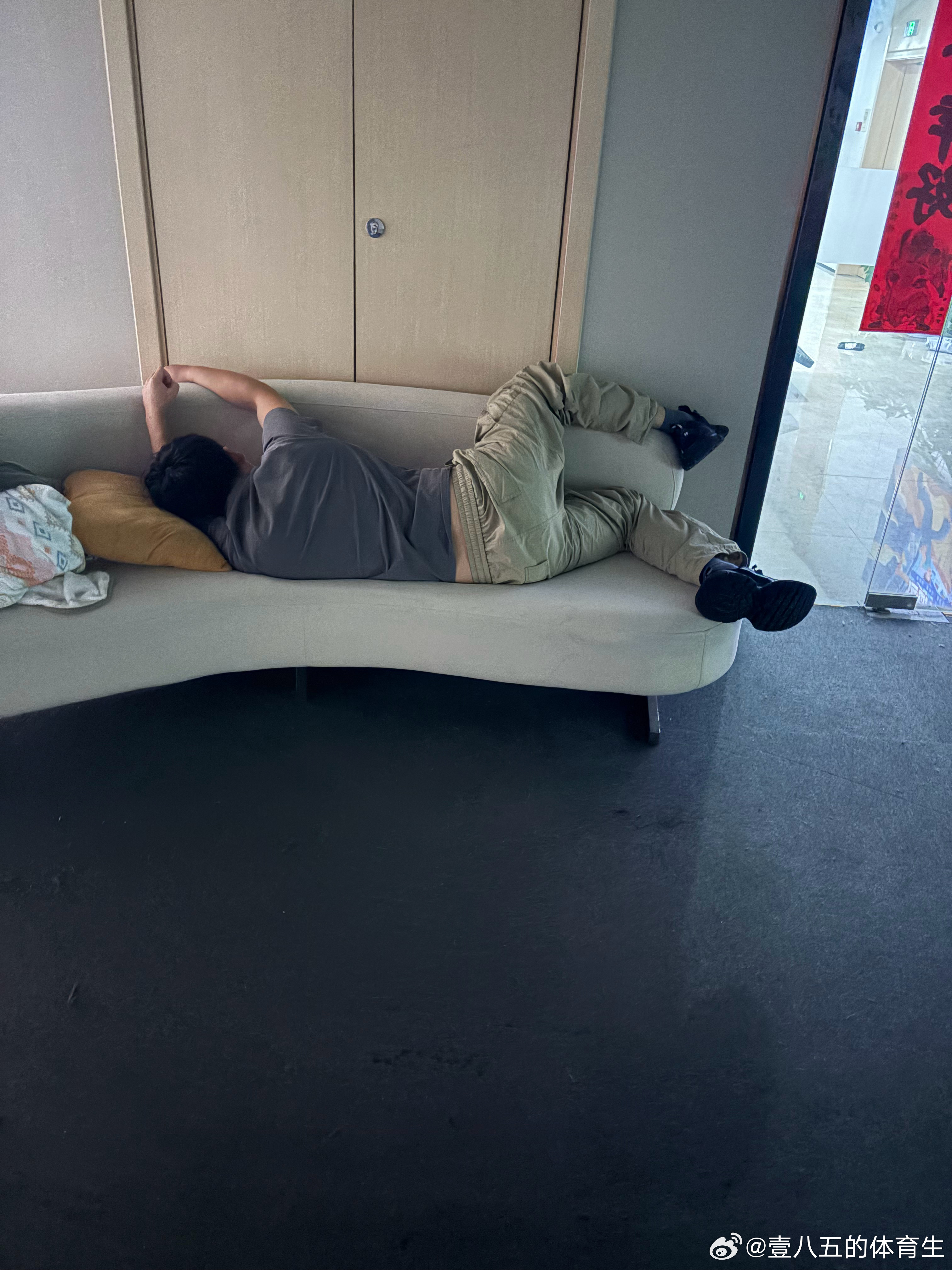 他好像特别喜欢这个睡姿[污][污] ​​​