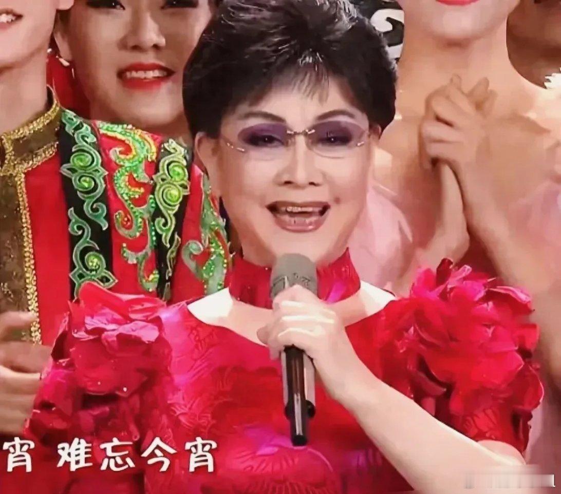 李谷一回应缺席蛇年春晚 或许我们已经习惯了，但对于一位高龄老人来说，大半夜的还让