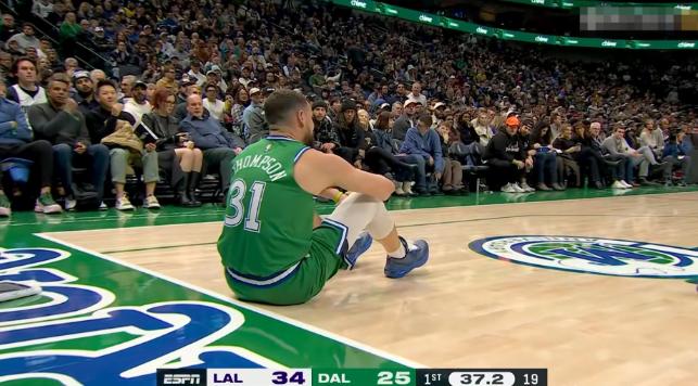 真为独行侠球星汤普森鸣不平！在今天独行侠主场以110：116输给湖人的比赛中，汤