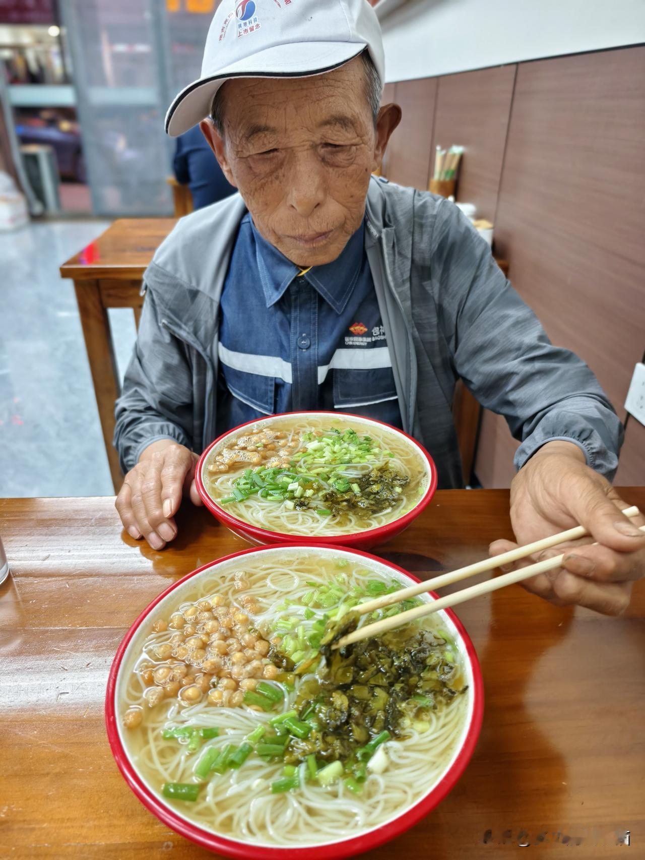 秋日生活打卡季 常年在山西偏关农村居住的二爹如今也很少下城来，
山西偏关南堡子地