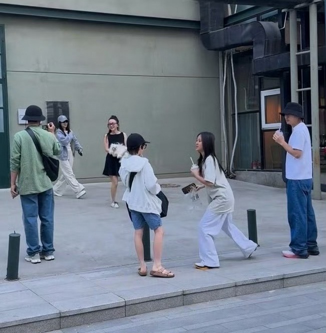 霍思燕一家与贾乃亮一家出游贾乃亮、李小璐又复合了？ ​​​