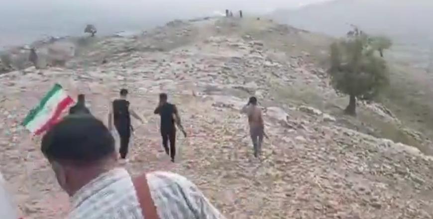 伊朗漫山遍野搜查美飞行员，老百姓背着枪翻山越岭，这一幕令白宫都看懵了！

《纽约