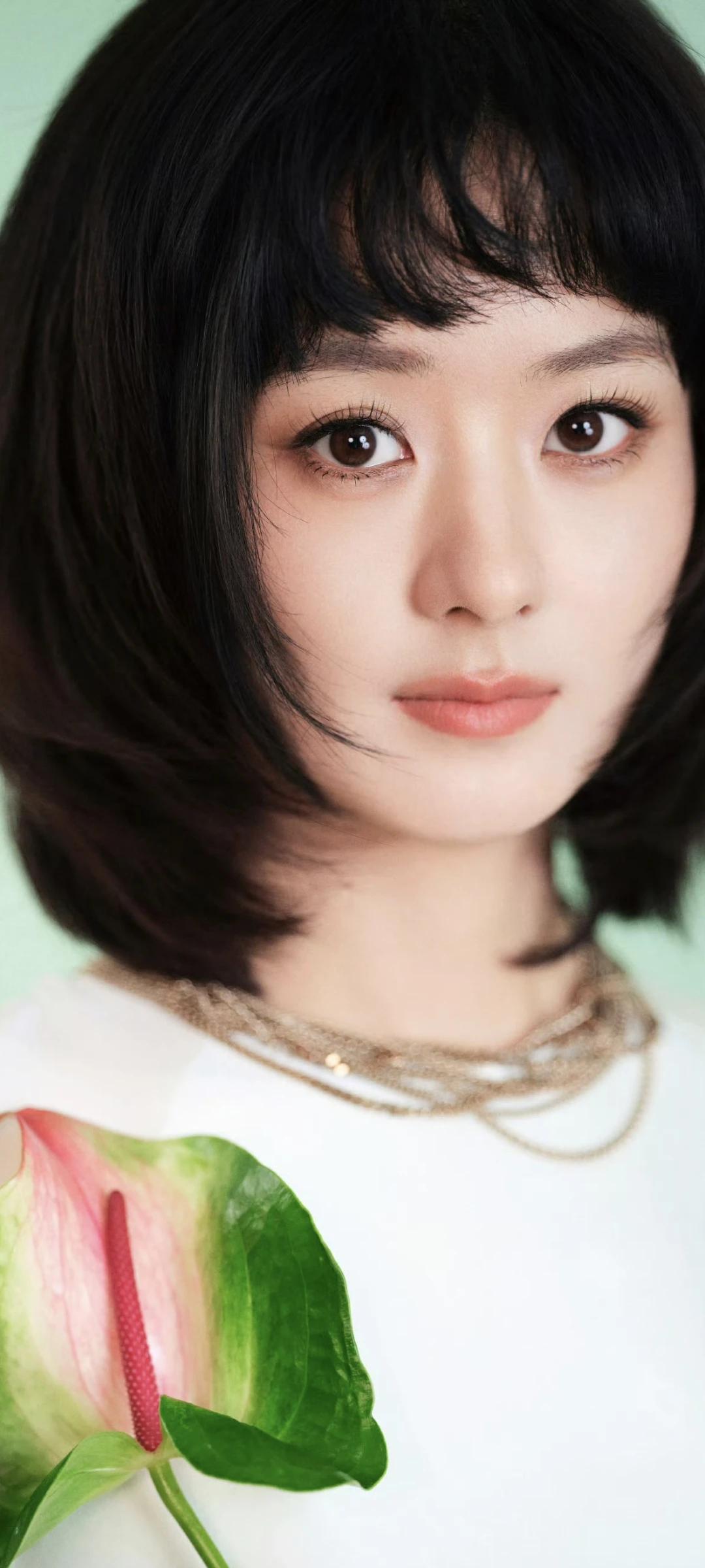 赵丽颖壁纸～
“剪短了长发，意外解锁了一份惊艳
白裙配短发，成了她‘轻熟少女’的