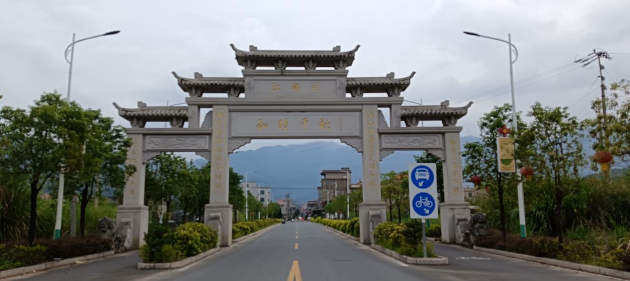 漳州市长泰区林墩——刚刚路过林墩江都村路口，一座标志着江都村村口的石牌坊，特别雄