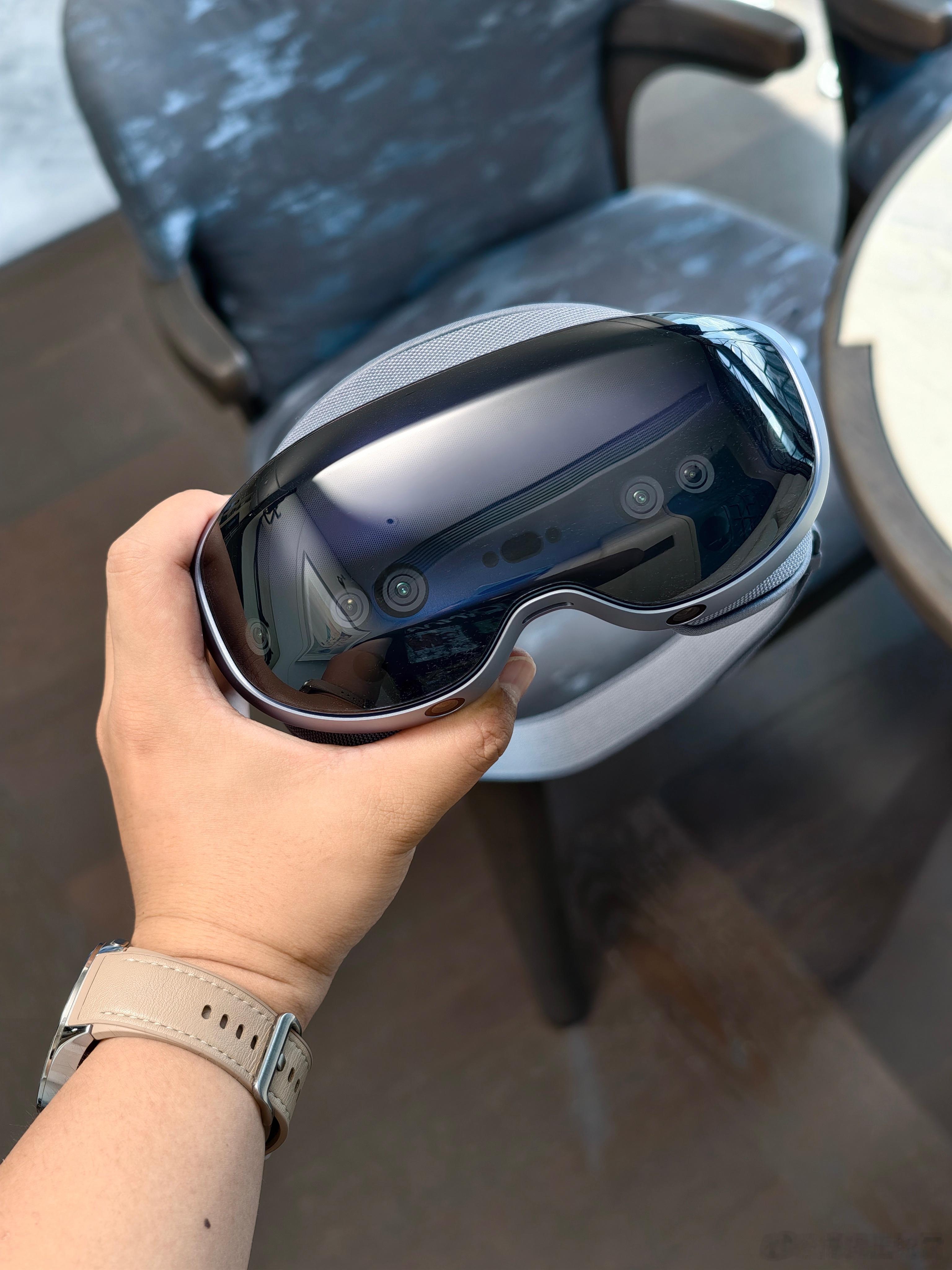 随手拍了组vivo Vision探索版真机图给大家感受下，确实是完成度非常高的这