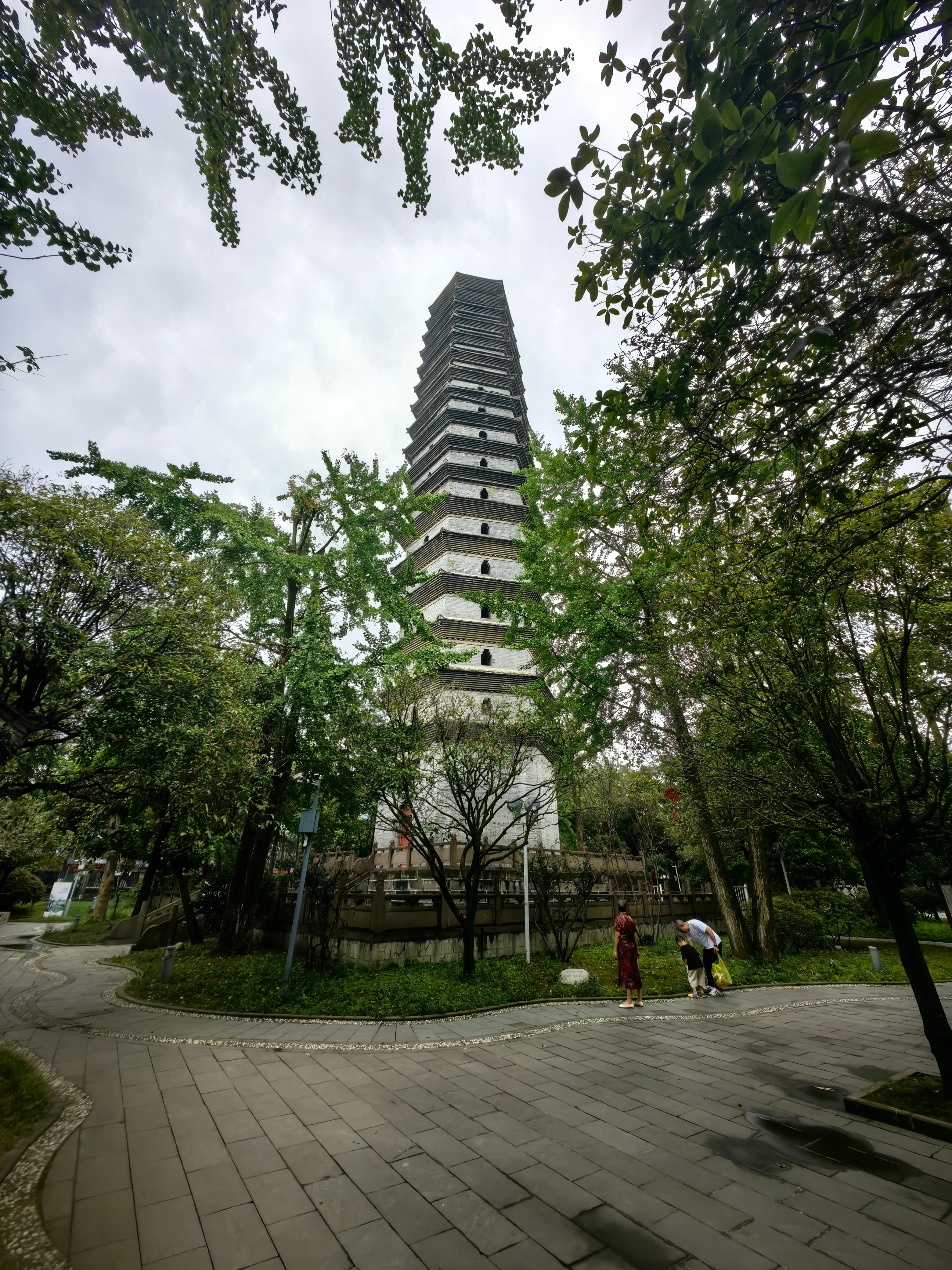 午后先去华侨商业城，然后到奎光塔公园。前天晚餐后去公园，刚入园，门卫就喊8点钟啦