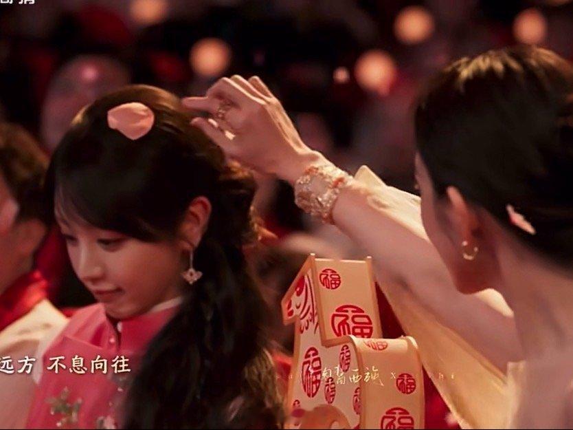 张钧甯帮田曦薇摘头上的花瓣春晚的神级画面上新了啊，张钧甯、田曦薇在春晚同框，张钧