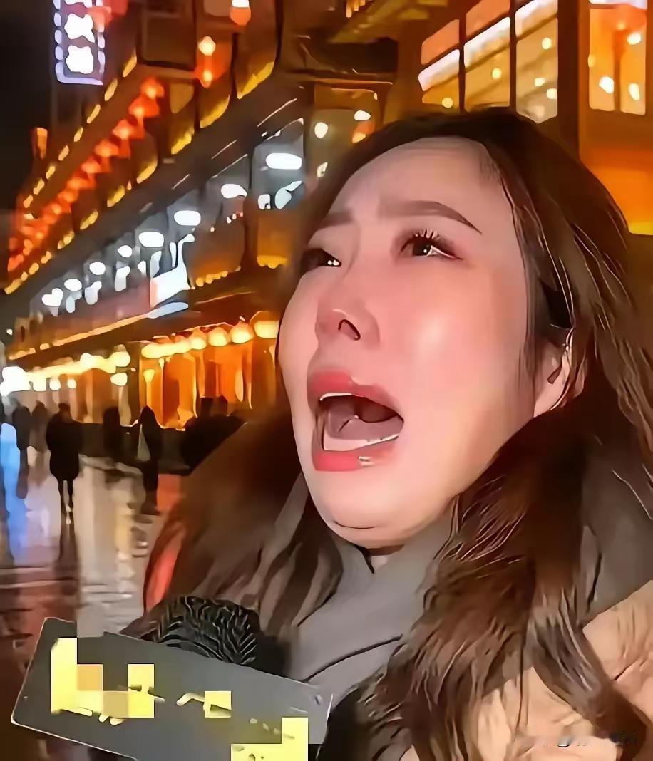 又一个被毒鸡汤坑惨的女人！12月30日，春熙路街头一女子蹲在地上嚎啕大哭，说自己