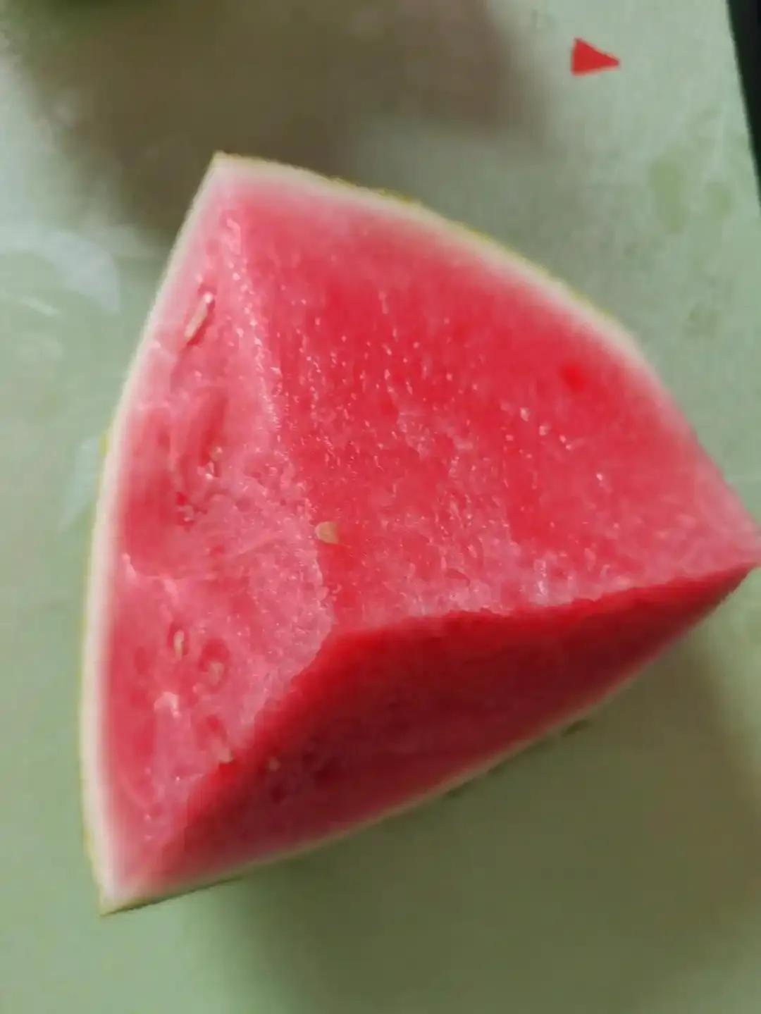 夏天到了，又到了吃西瓜的时候了，但是感觉现在西瓜的价格让人有点吃不起了。
自从天
