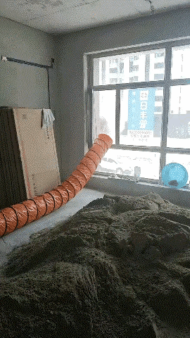 一会就该被投诉停工了吧，这窗户外不是小区道路就是公共地区，这样的做法，待会肯定弄